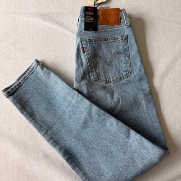 NWT Levi’s Wedgie Straight Jeans – Size 25 (Light Wash) - Picture 1 of 3